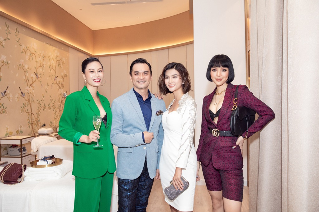 Trương Ngọc Ánh mặc váy lệch vai gợi cảm bên tình tin đồn Anh Dũng ảnh 6