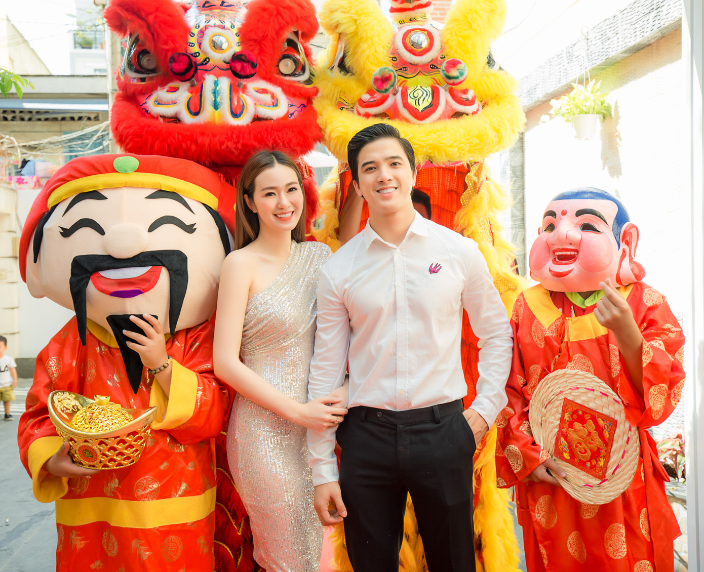 Khánh My diện đầm lệch vai quyến rũ, nắm chặt tay bạn trai tại sự kiện ảnh 2