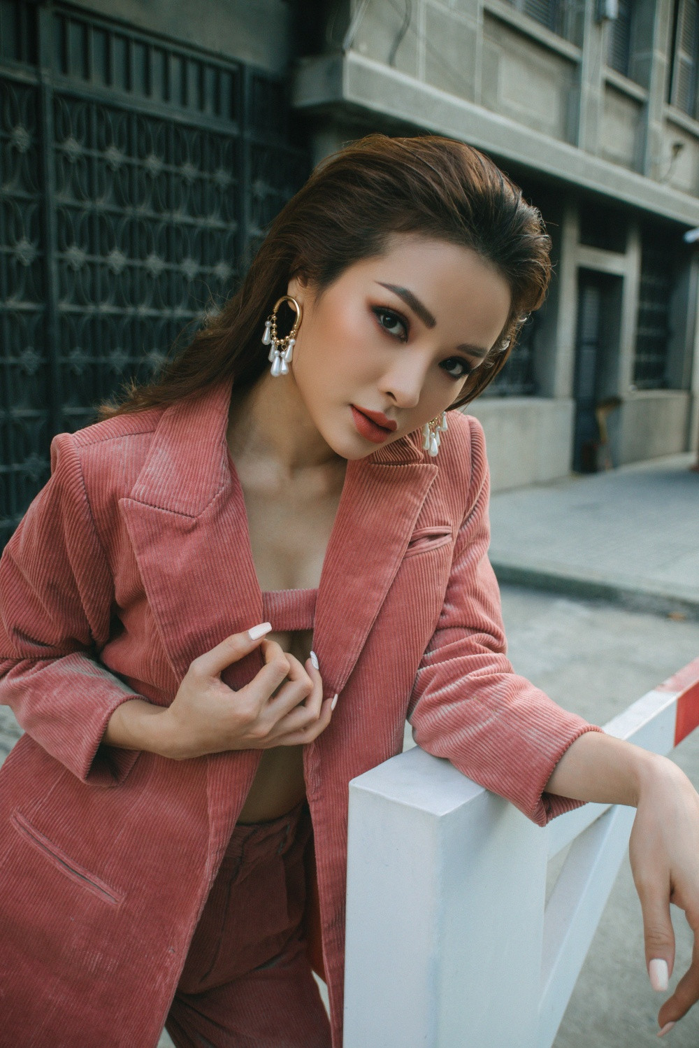 Phương Trinh Jolie diện vest không nội y, lộ vòng 1 tròn đầy gợi cảm ảnh 2