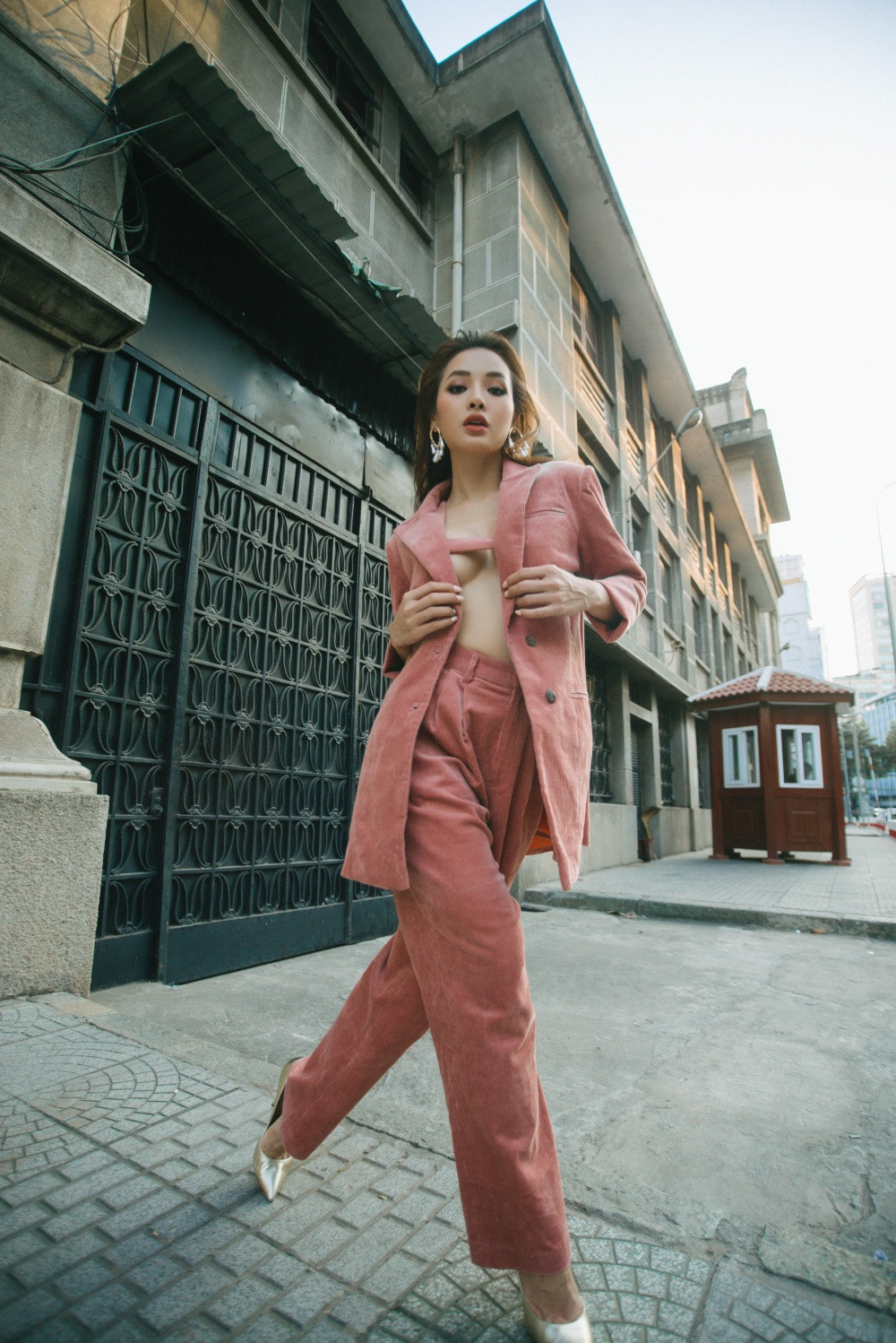 Phương Trinh Jolie diện vest không nội y, lộ vòng 1 tròn đầy gợi cảm ảnh 1