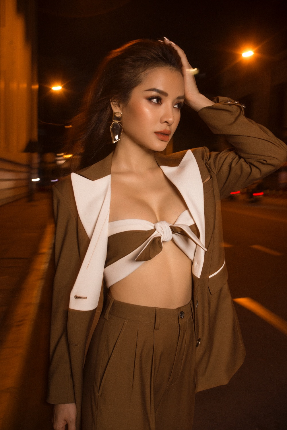 Phương Trinh Jolie diện vest không nội y, lộ vòng 1 tròn đầy gợi cảm ảnh 5