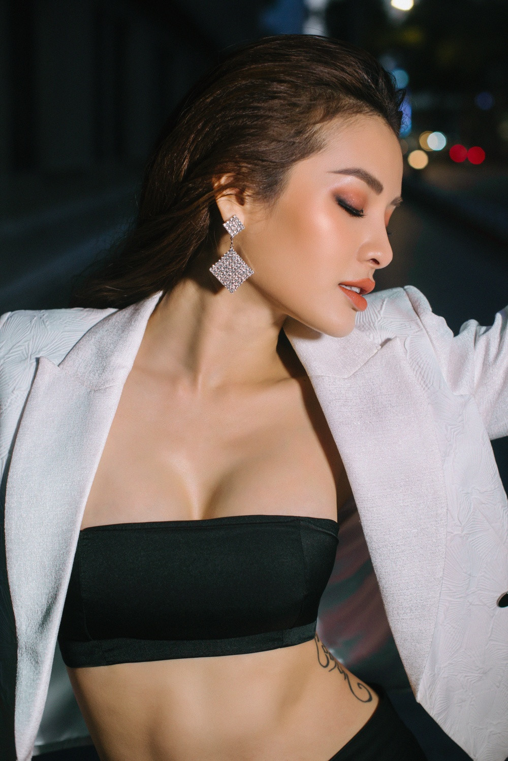 Phương Trinh Jolie diện vest không nội y, lộ vòng 1 tròn đầy gợi cảm ảnh 3