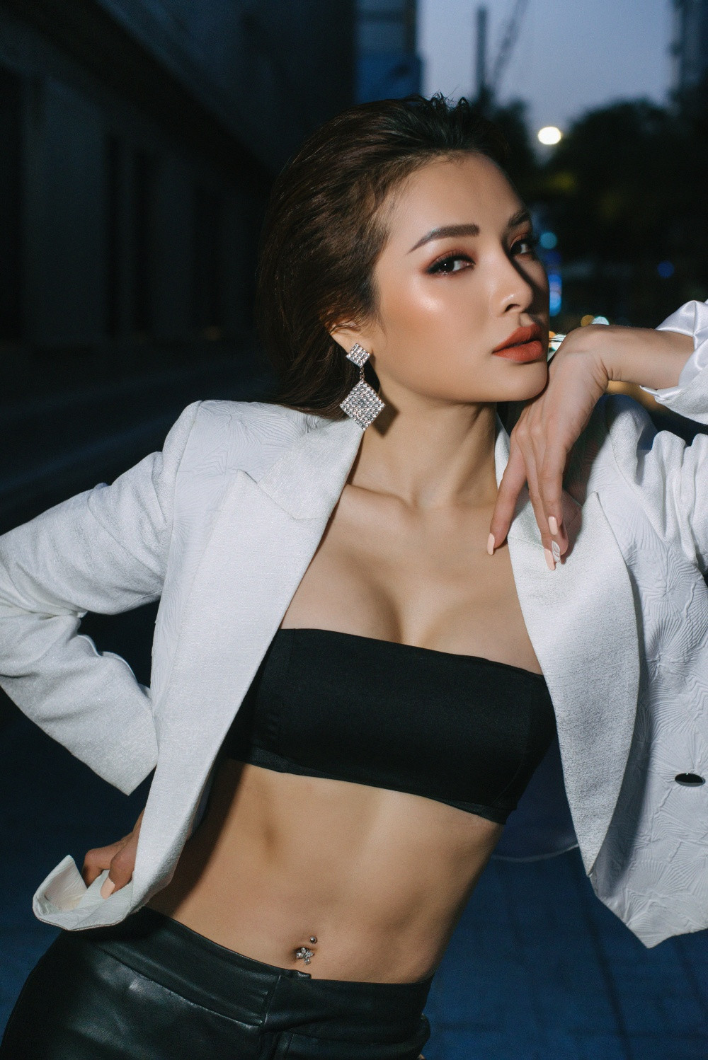 Phương Trinh Jolie diện vest không nội y, lộ vòng 1 tròn đầy gợi cảm ảnh 4