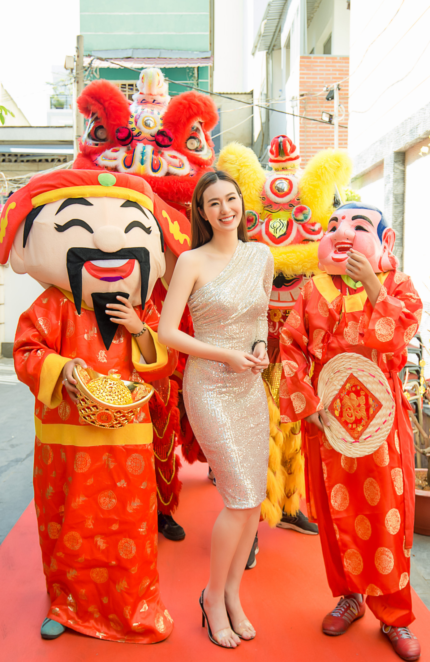 Khánh My diện đầm lệch vai quyến rũ, nắm chặt tay bạn trai tại sự kiện ảnh 3