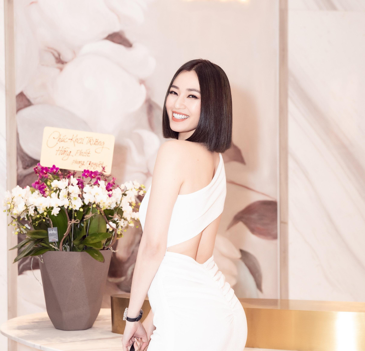 Trương Ngọc Ánh mặc váy lệch vai gợi cảm bên tình tin đồn Anh Dũng ảnh 9