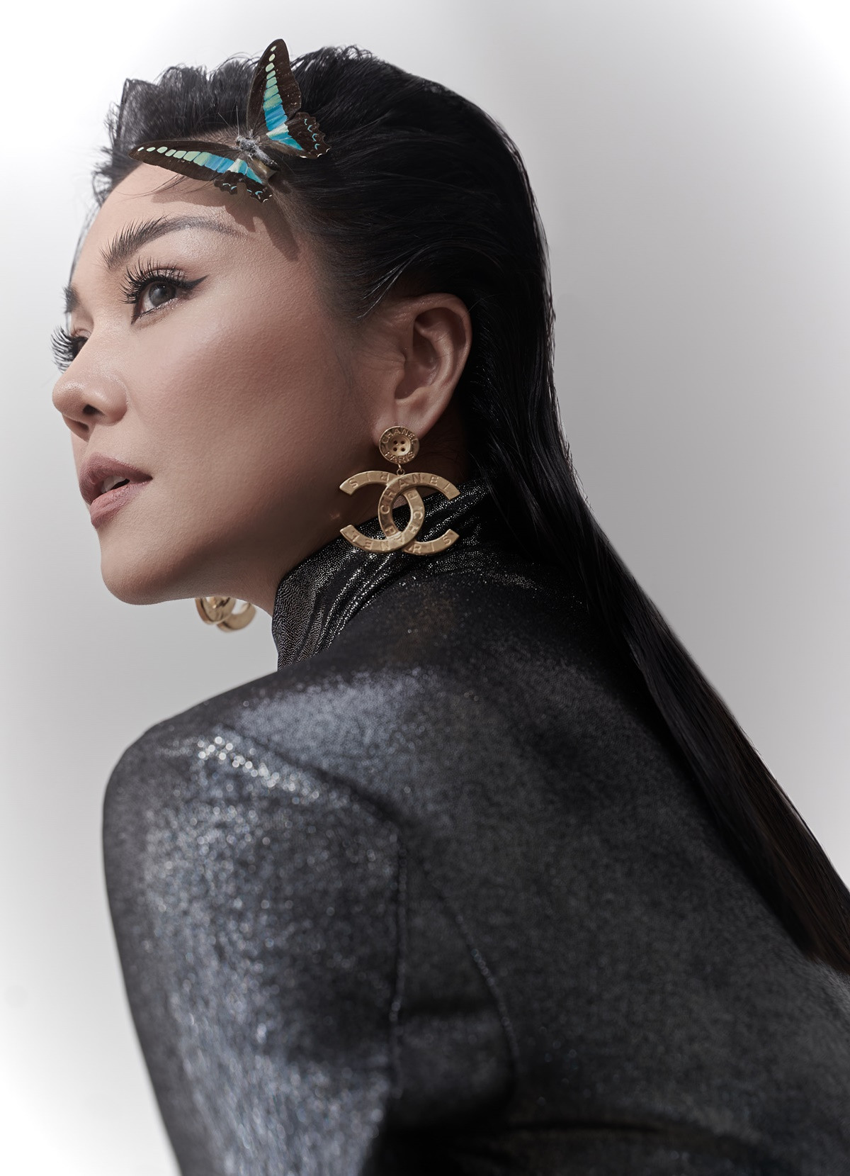 Thanh Hằng diện mốt không nội y, tay che ngực trần táo bạo ảnh 4