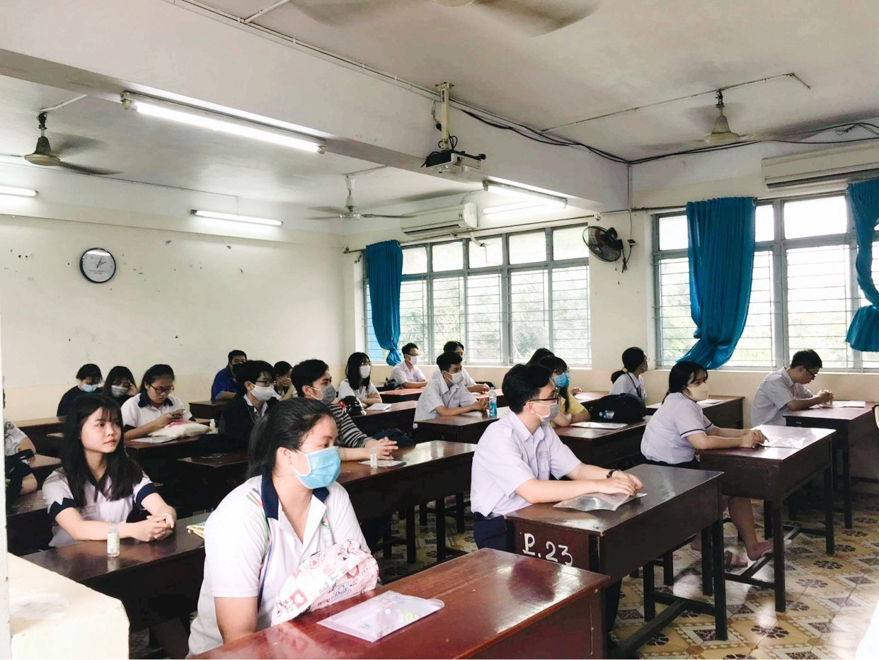 Trong buổi chiều hôm nay, thí sinh được các giám thị nhắc lại quy chế thi và hoàn tất thủ tục chuẩn bị cho môn Văn ngày mai, sáng 9/8 bắt đầu lúc 7h30. Teen “check-in” điểm thi tốt nghiệp THPT giữa sự “bảo vệ” của đội ngũ y tế, công an ảnh 4