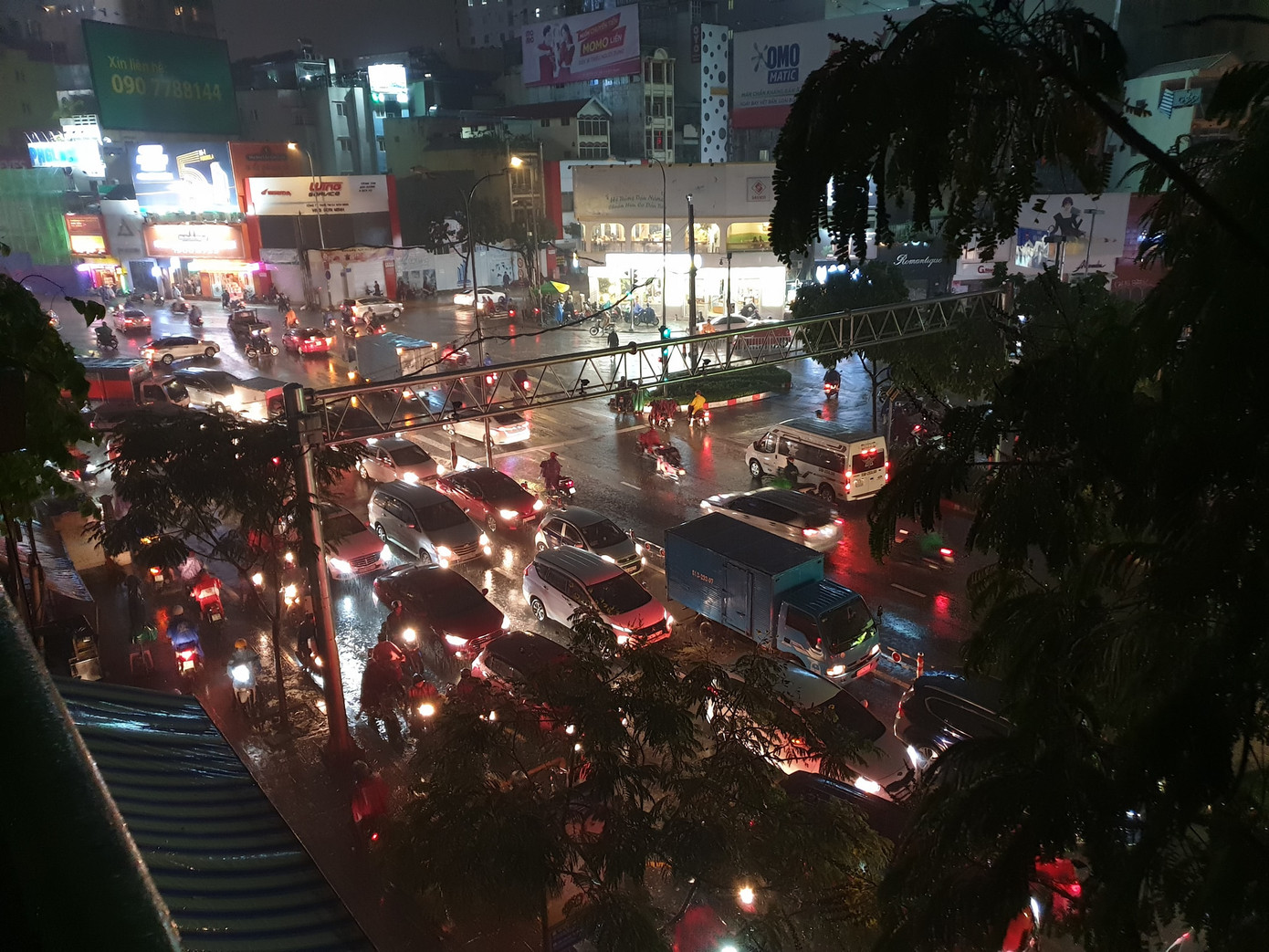 TP.HCM mưa lớn kéo dài: Trung tâm Quận 1 ngập nặng, nước dâng cao tràn vào hầm xe ảnh 2