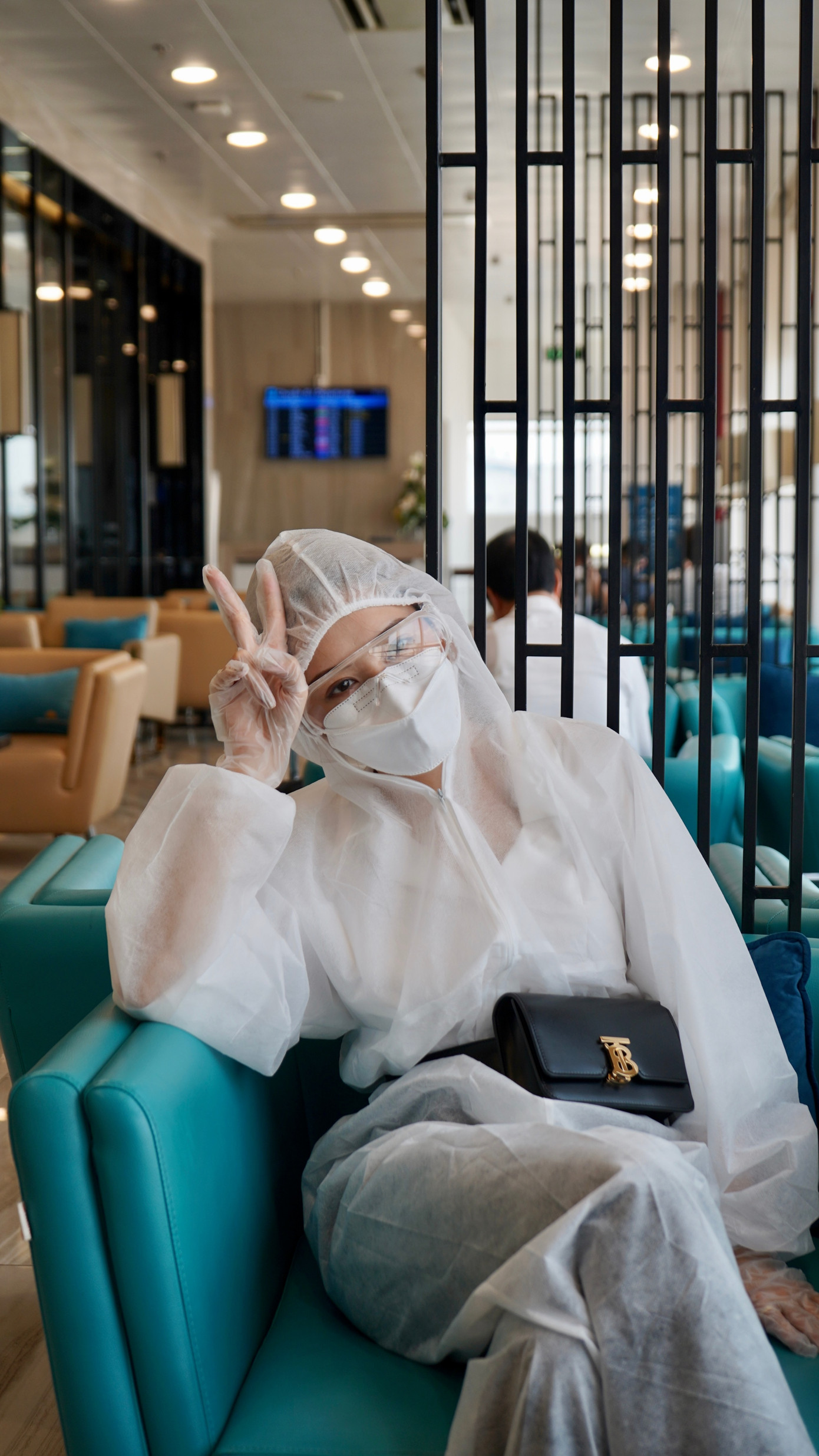 Chi Pu mặc đồ bảo hộ che kín người lên máy bay để phòng dịch Covid-19 ảnh 2