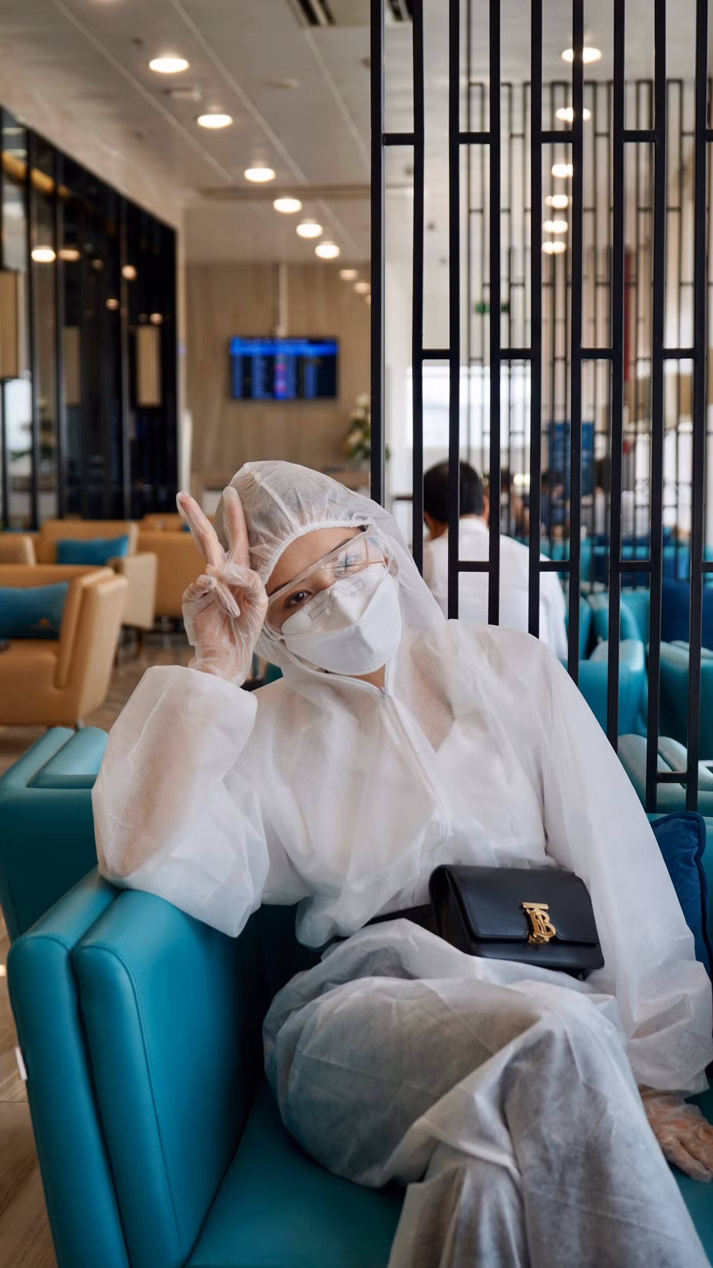 Chi Pu mặc đồ bảo hộ che kín người lên máy bay để phòng dịch Covid-19 ảnh 2