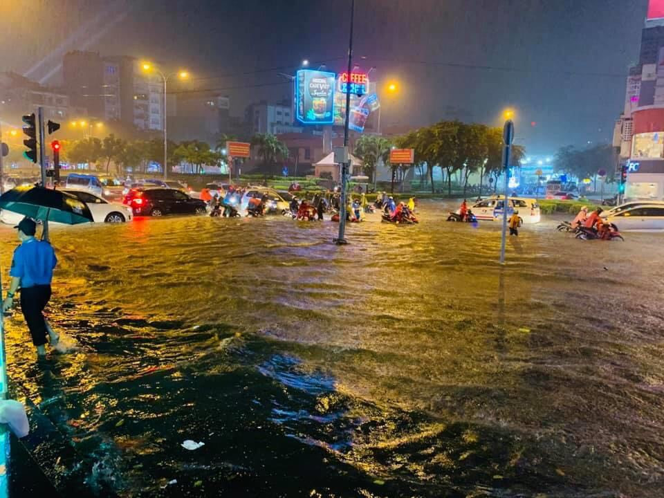 TP.HCM mưa lớn kéo dài: Trung tâm Quận 1 ngập nặng, nước dâng cao tràn vào hầm xe ảnh 1