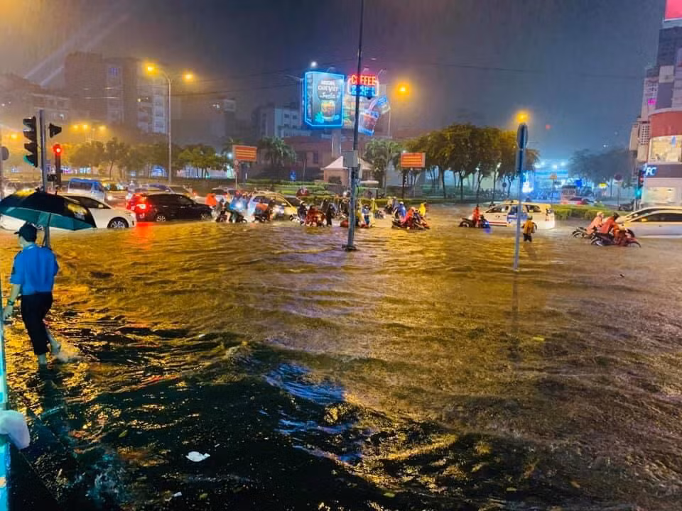 TP.HCM mưa lớn kéo dài: Trung tâm Quận 1 ngập nặng, nước dâng cao tràn vào hầm xe ảnh 1