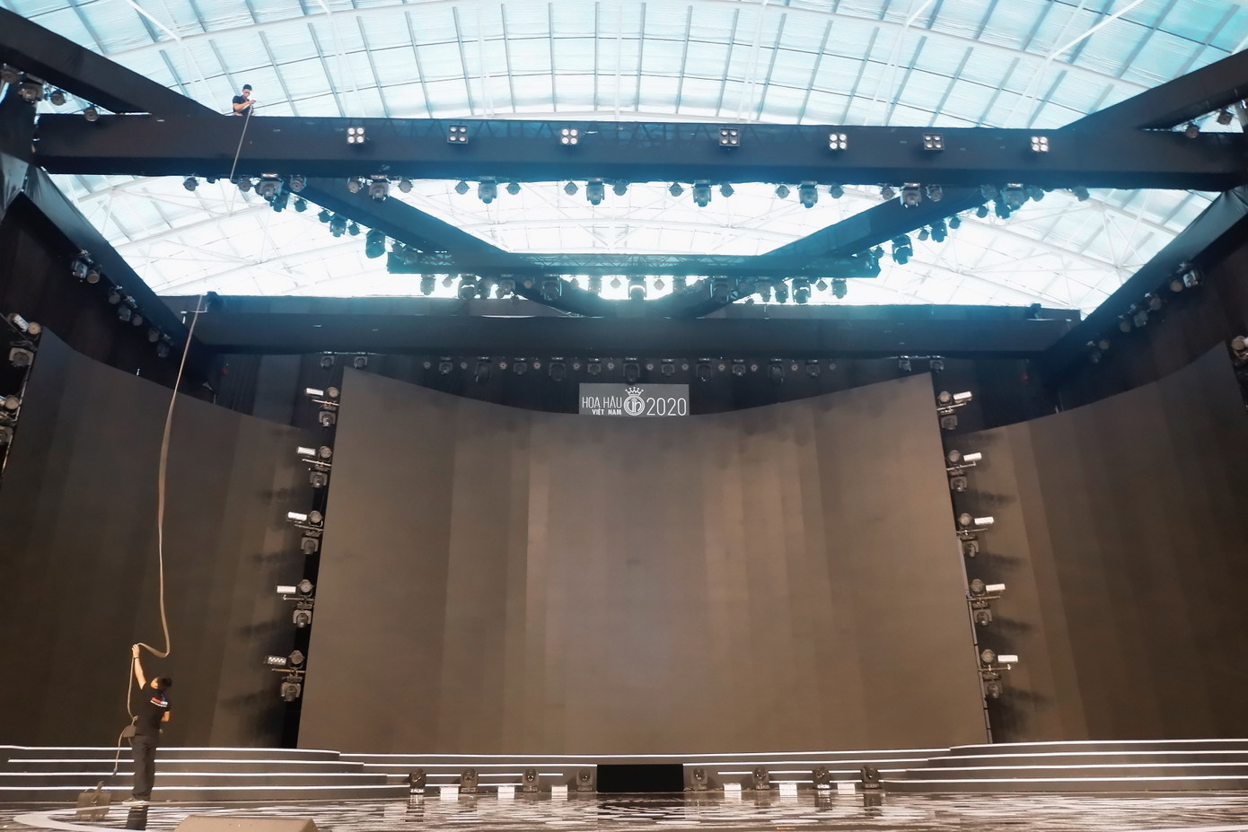Toàn cảnh sân khấu hoành tráng của đêm Chung kết Hoa Hậu Việt Nam 2020 trước “giờ G“ ảnh 4