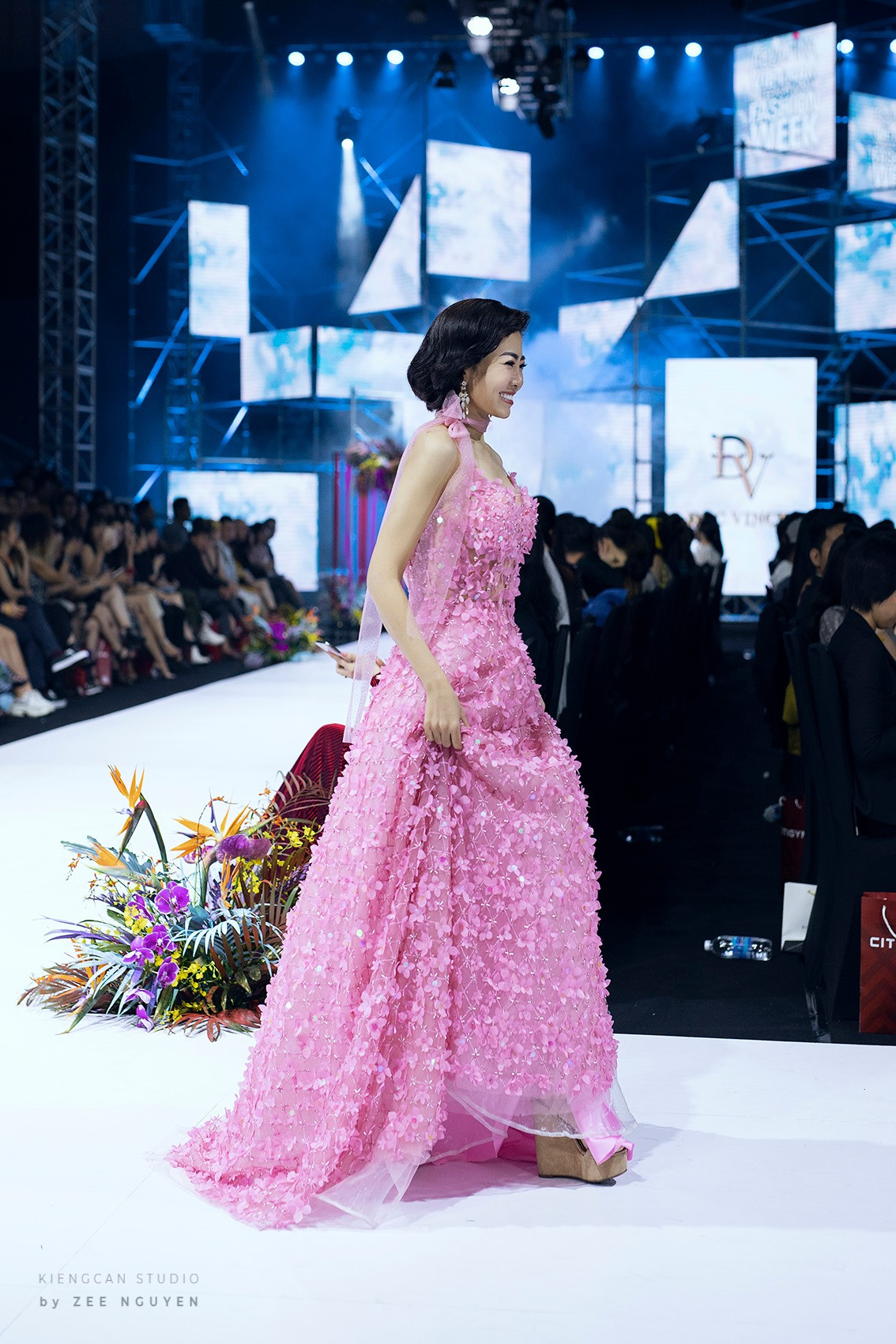 Đấu giá chiếc váy Mai Phương từng catwalk lúc mang bệnh để gây quỹ cho bé Lavie ảnh 3