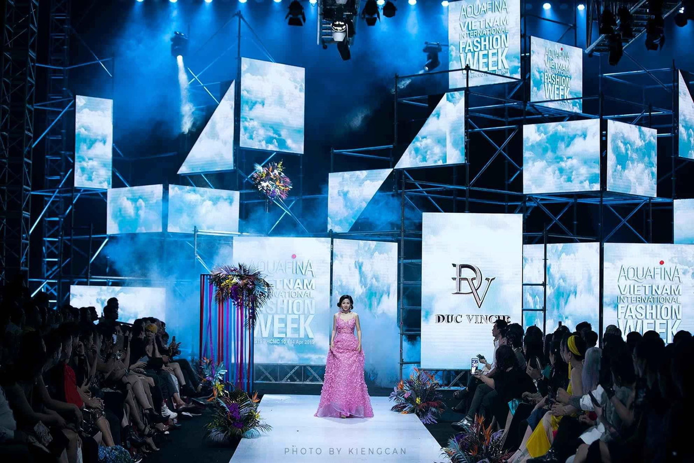 Đấu giá chiếc váy Mai Phương từng catwalk lúc mang bệnh để gây quỹ cho bé Lavie ảnh 1