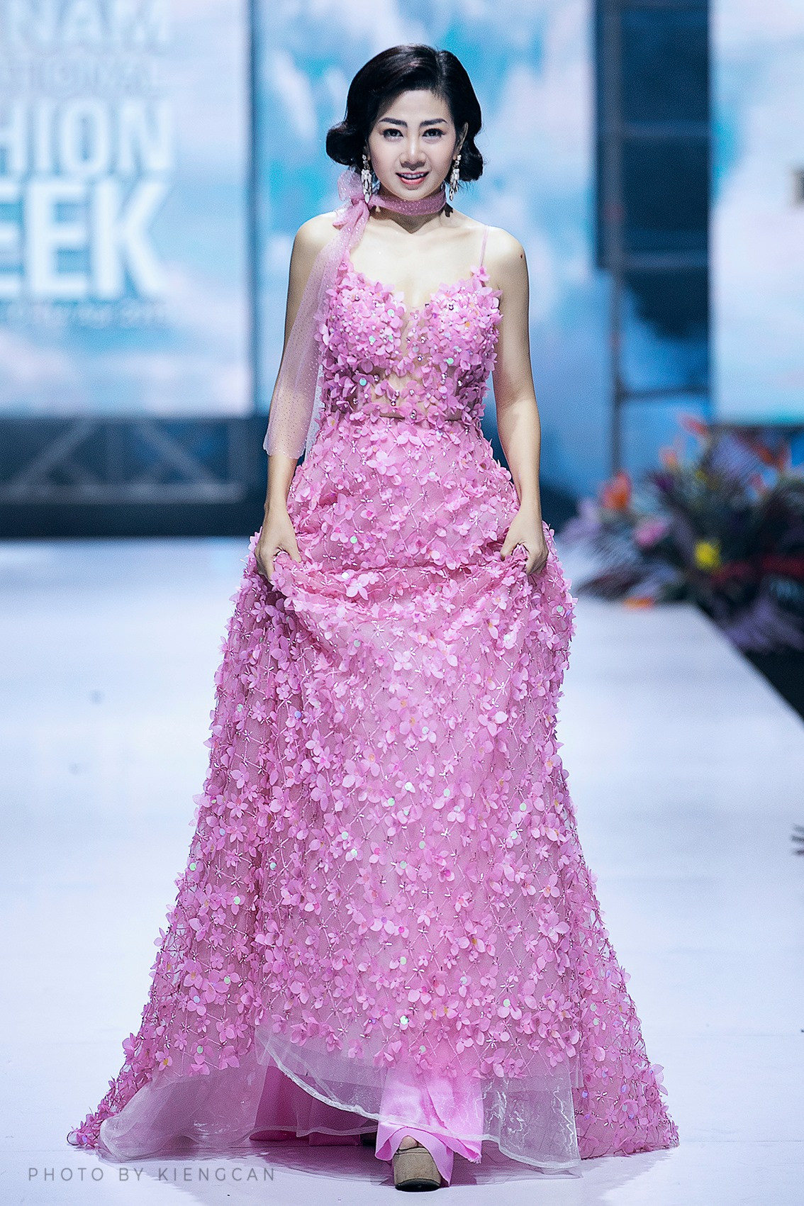 Đấu giá chiếc váy Mai Phương từng catwalk lúc mang bệnh để gây quỹ cho bé Lavie ảnh 2