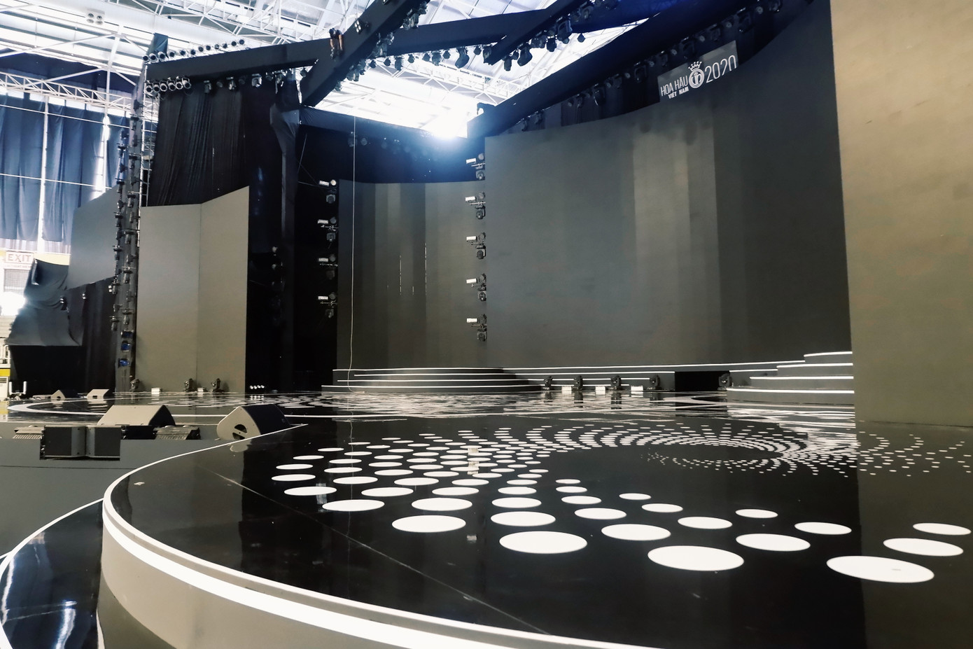 Toàn cảnh sân khấu hoành tráng của đêm Chung kết Hoa Hậu Việt Nam 2020 trước “giờ G“ ảnh 5