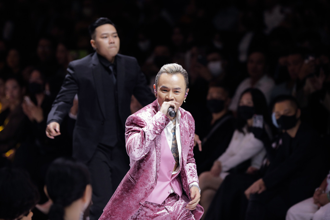 Hot nhất ngày mở màn #VIFW2020: Binz bất ngờ nắm tay Châu Bùi khi đang trình diễn ảnh 3