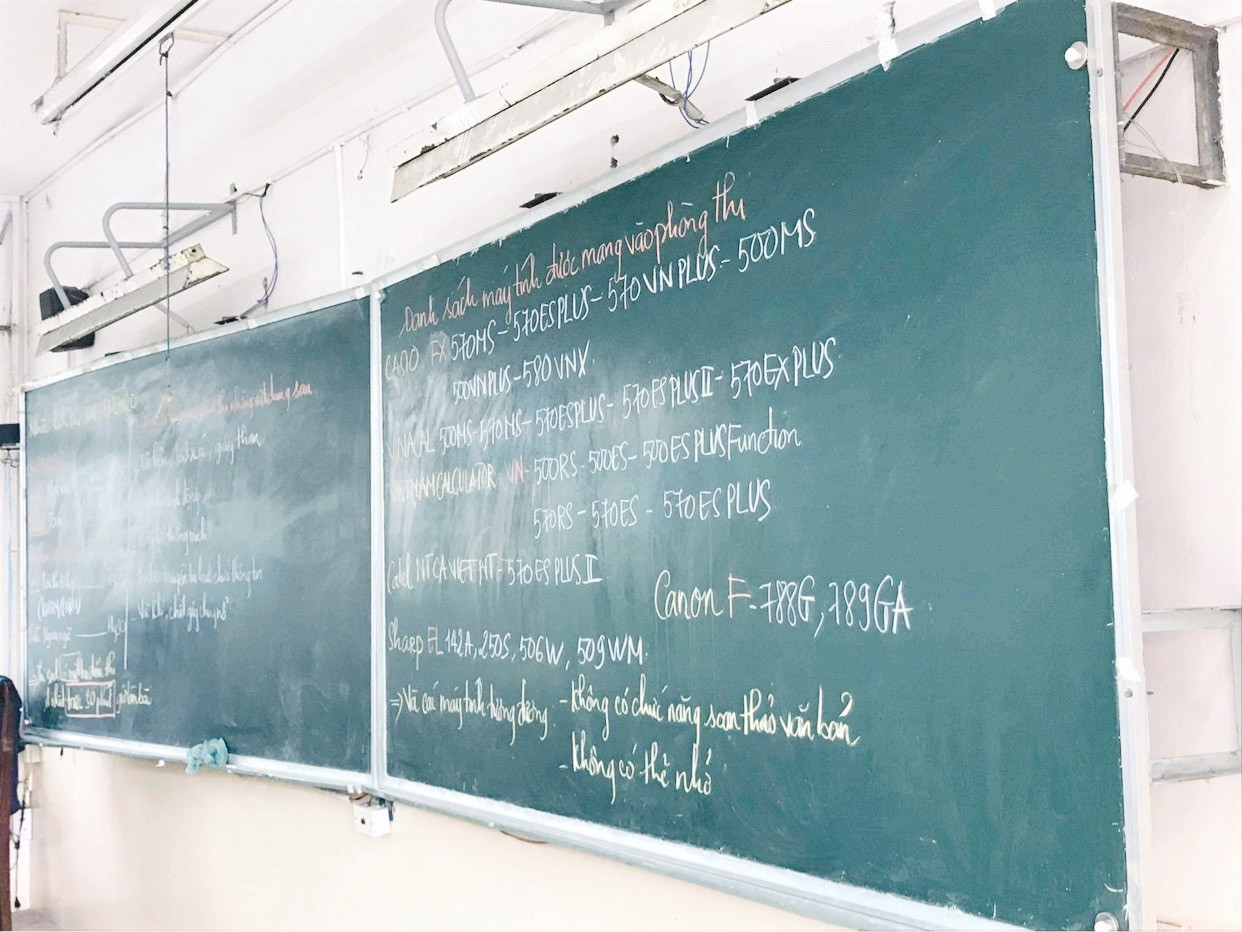 Các bộ coi thi ghi chú những thông tin quan trọng, các quy định của kỳ thi THPT 2020. Ảnh: Thục Văn. Teen “check-in” điểm thi tốt nghiệp THPT giữa sự “bảo vệ” của đội ngũ y tế, công an ảnh 5