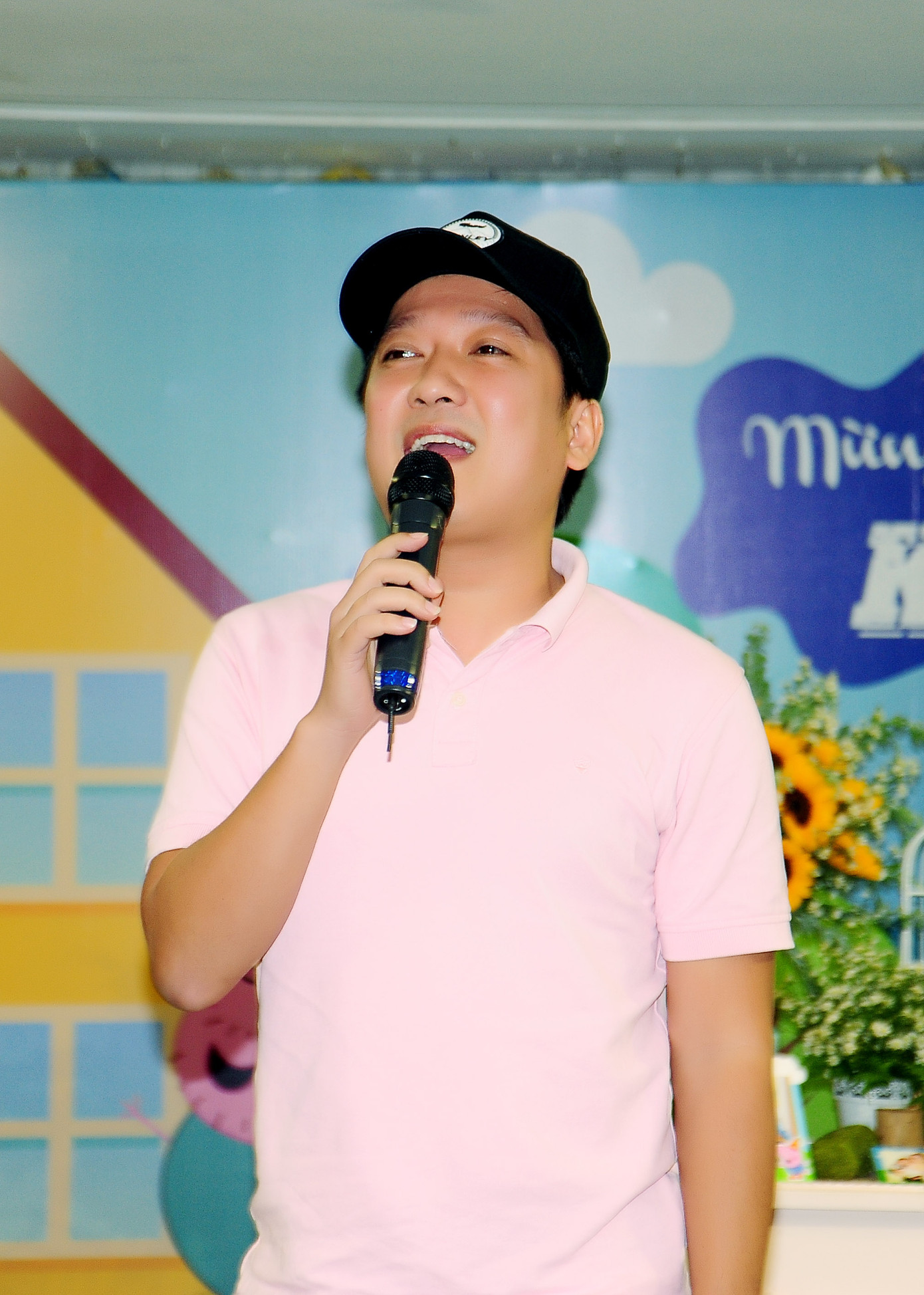 Trường Giang một mình dự tiệc thôi nôi con của Hải Băng ảnh 2