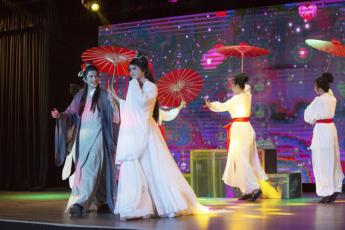 Sân khấu của NSND Hồng Vân sáng đèn lại sau dịch, nhiều nghệ sĩ đến ủng hộ ảnh 1