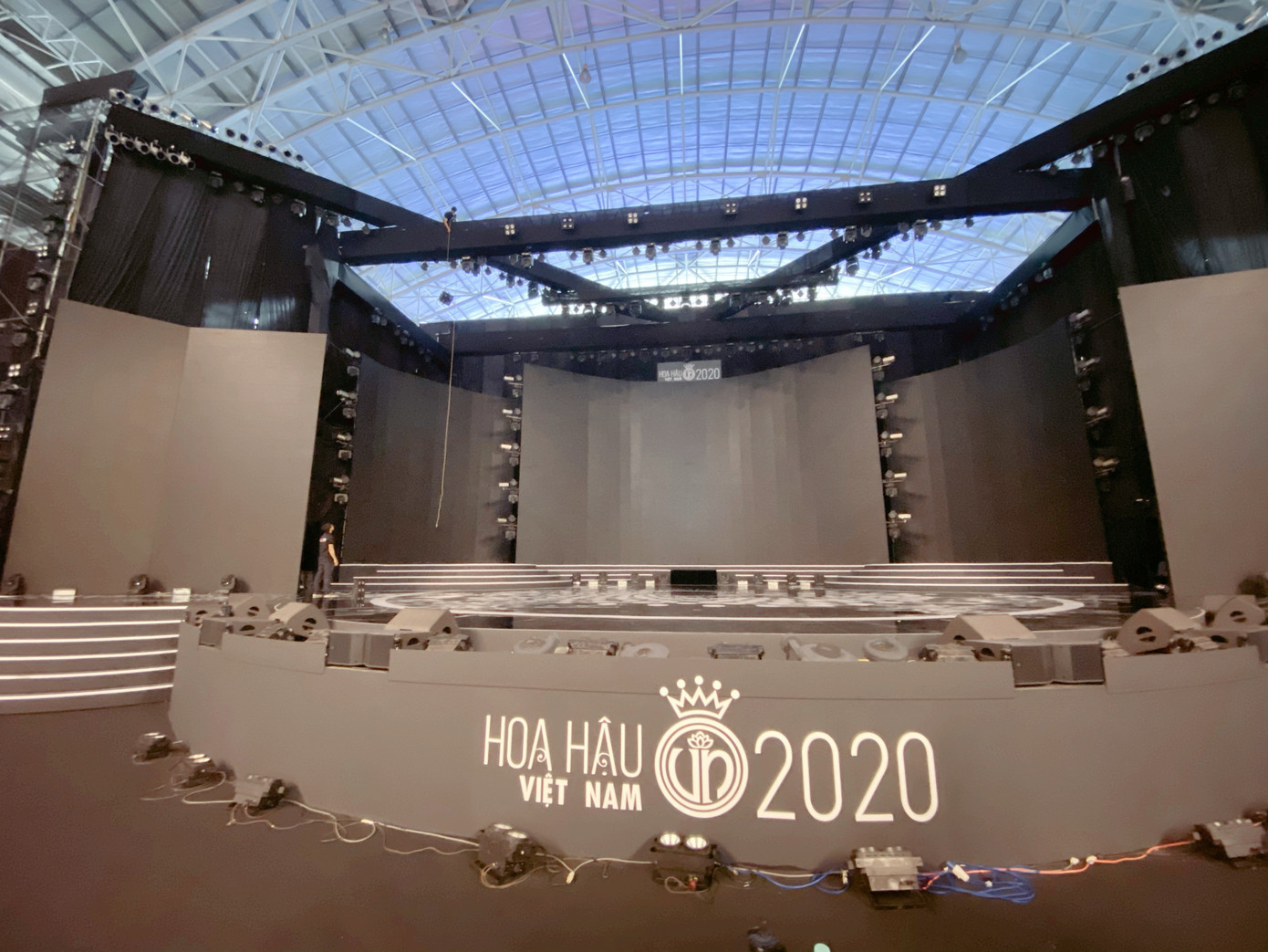 Toàn cảnh sân khấu hoành tráng của đêm Chung kết Hoa Hậu Việt Nam 2020 trước “giờ G“ ảnh 3