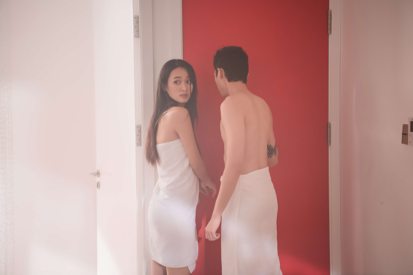 MV mới của Khắc Việt ngập tràn cảnh nóng ảnh 2