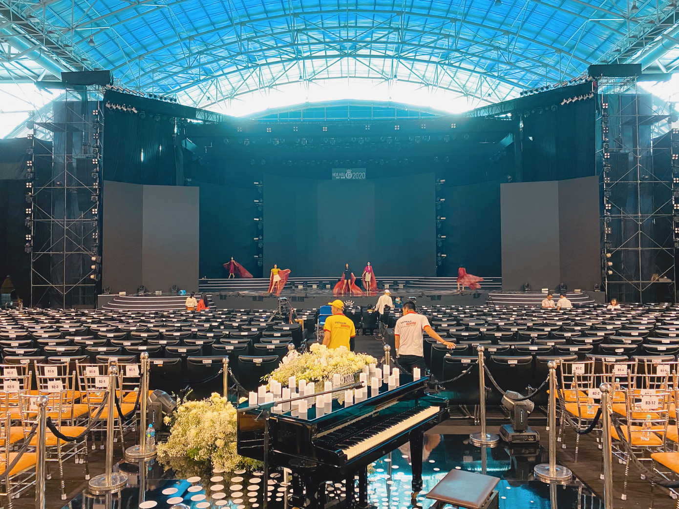 Toàn cảnh sân khấu hoành tráng của đêm Chung kết Hoa Hậu Việt Nam 2020 trước “giờ G“ ảnh 6