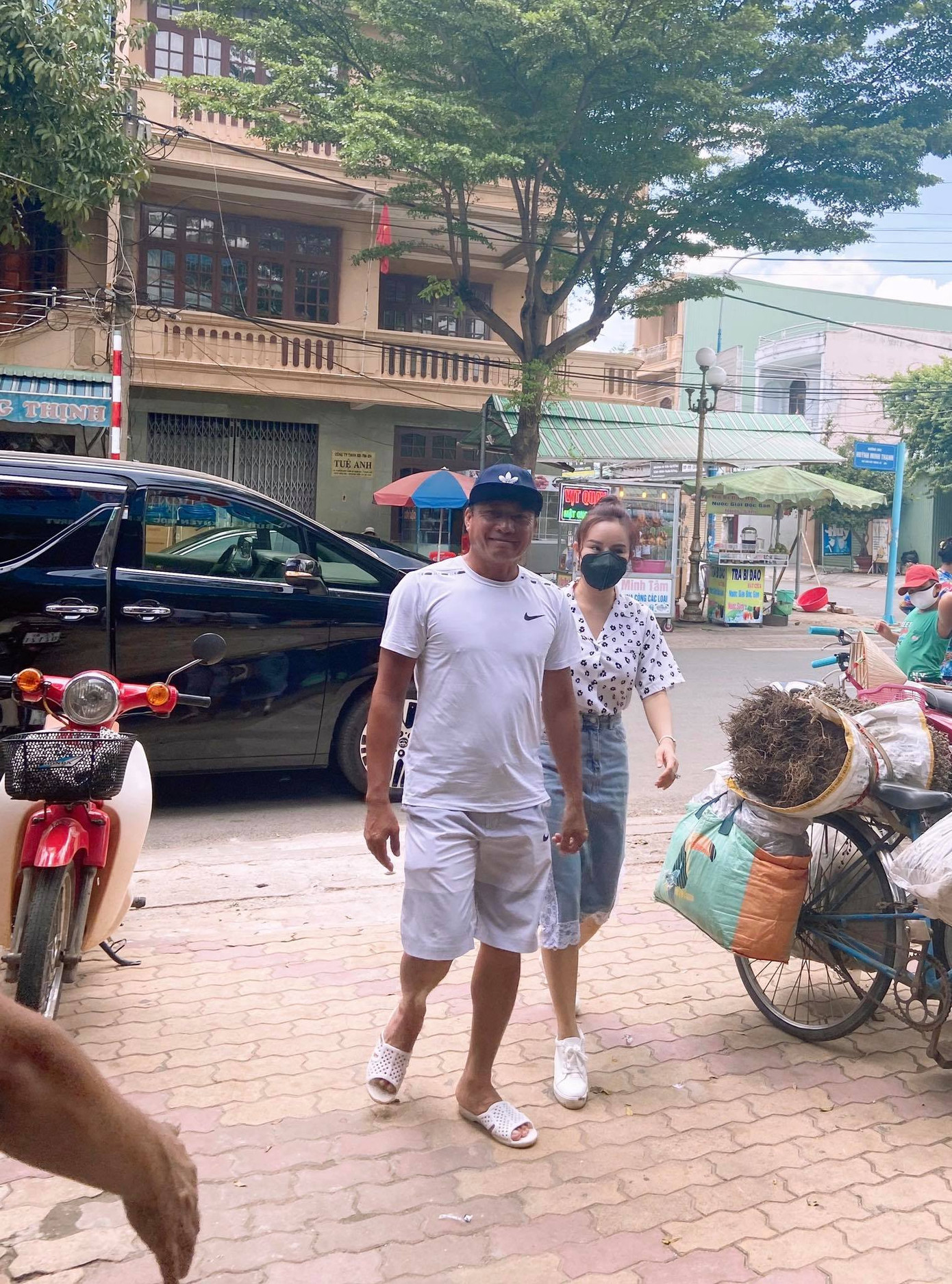 Ca sĩ Vy Oanh cùng chồng doanh nhân làm phục vụ tại bếp ăn 0 đồng ảnh 1