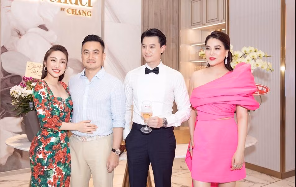 Trương Ngọc Ánh mặc váy lệch vai gợi cảm bên tình tin đồn Anh Dũng ảnh 3