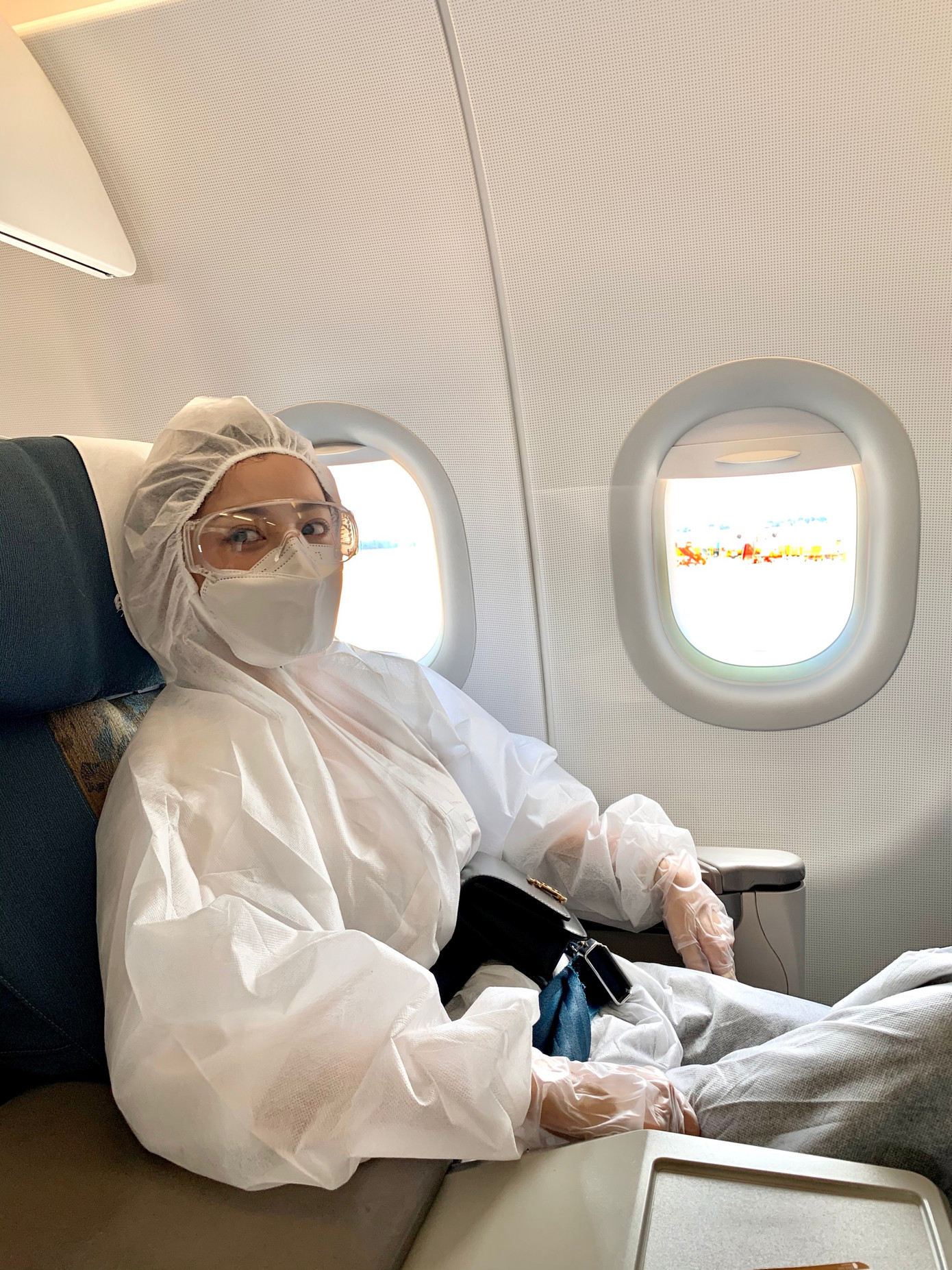 Chi Pu mặc đồ bảo hộ che kín người lên máy bay để phòng dịch Covid-19 ảnh 3