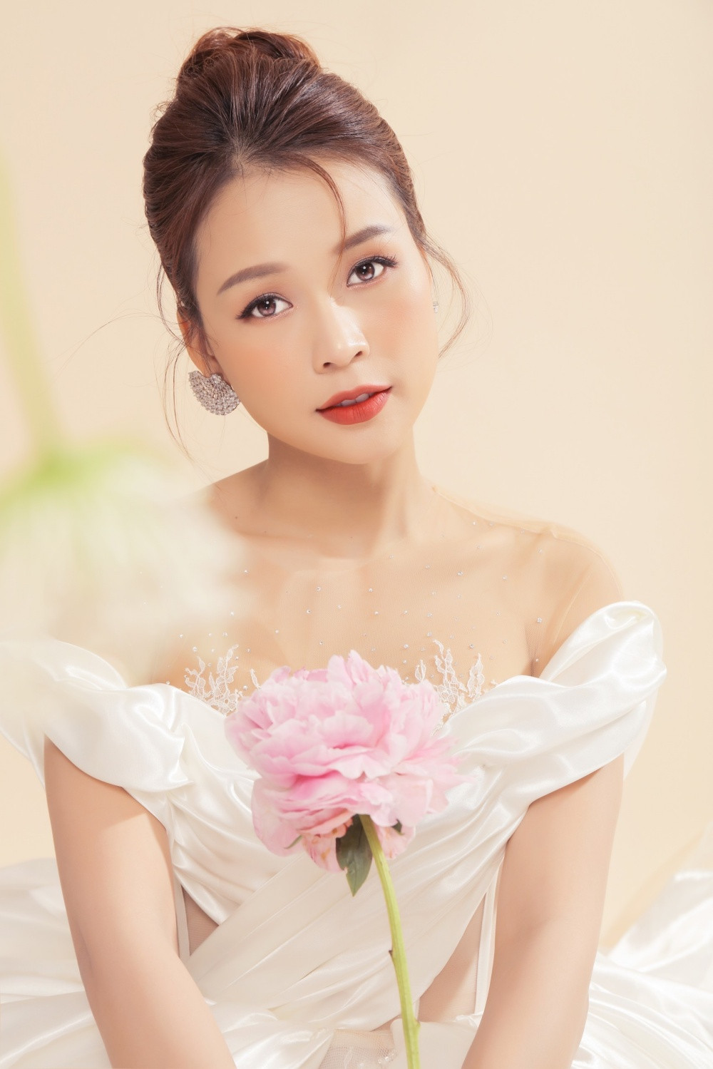 Làm cô dâu gợi cảm, Sam gây hoang mang khi không biết chú rể là ai ảnh 4