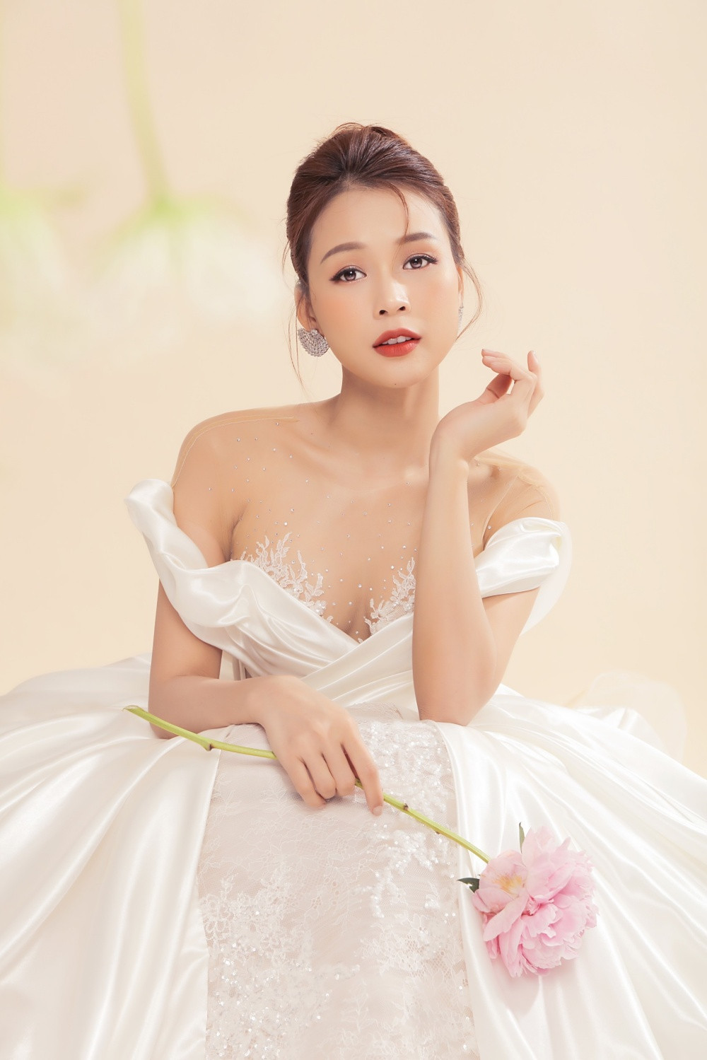 Làm cô dâu gợi cảm, Sam gây hoang mang khi không biết chú rể là ai ảnh 2