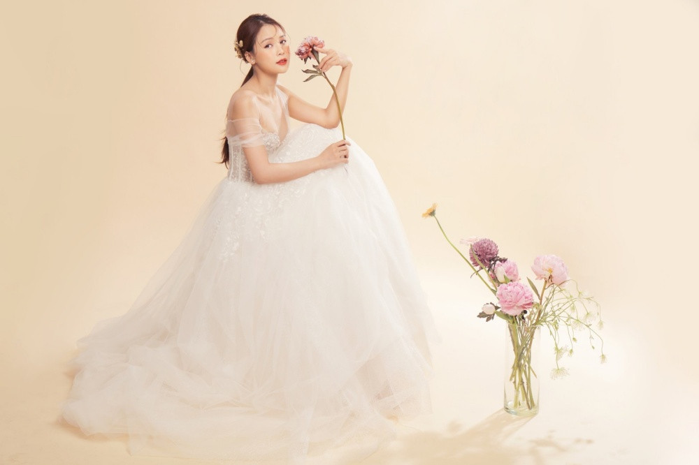 Làm cô dâu gợi cảm, Sam gây hoang mang khi không biết chú rể là ai ảnh 3