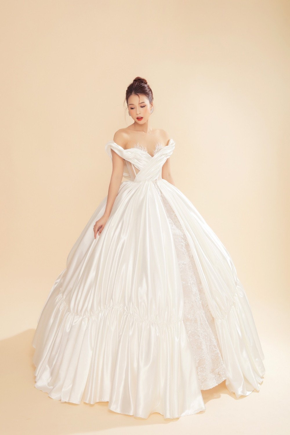 Làm cô dâu gợi cảm, Sam gây hoang mang khi không biết chú rể là ai ảnh 6