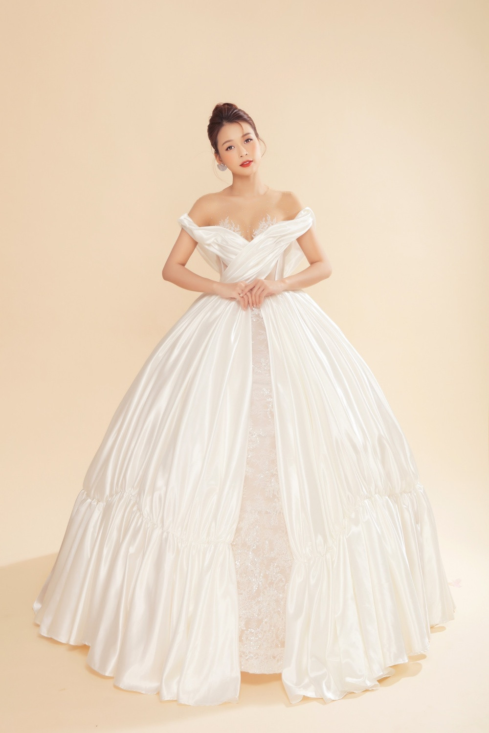 Làm cô dâu gợi cảm, Sam gây hoang mang khi không biết chú rể là ai ảnh 5