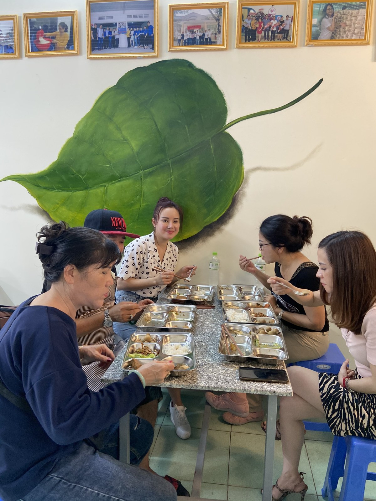 Ca sĩ Vy Oanh cùng chồng doanh nhân làm phục vụ tại bếp ăn 0 đồng ảnh 5