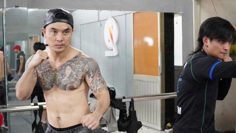 Ưng Hoàng Phúc bán nude khoe cơ bụng 6 múi săn chắc ở tuổi 40 ảnh 1