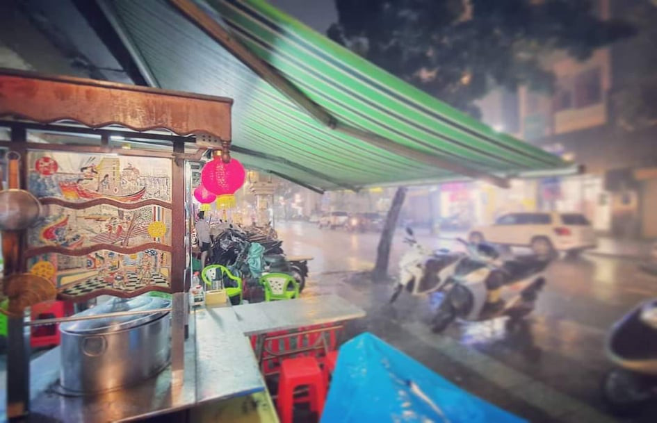 TP.HCM mưa lớn kéo dài: Trung tâm Quận 1 ngập nặng, nước dâng cao tràn vào hầm xe ảnh 4