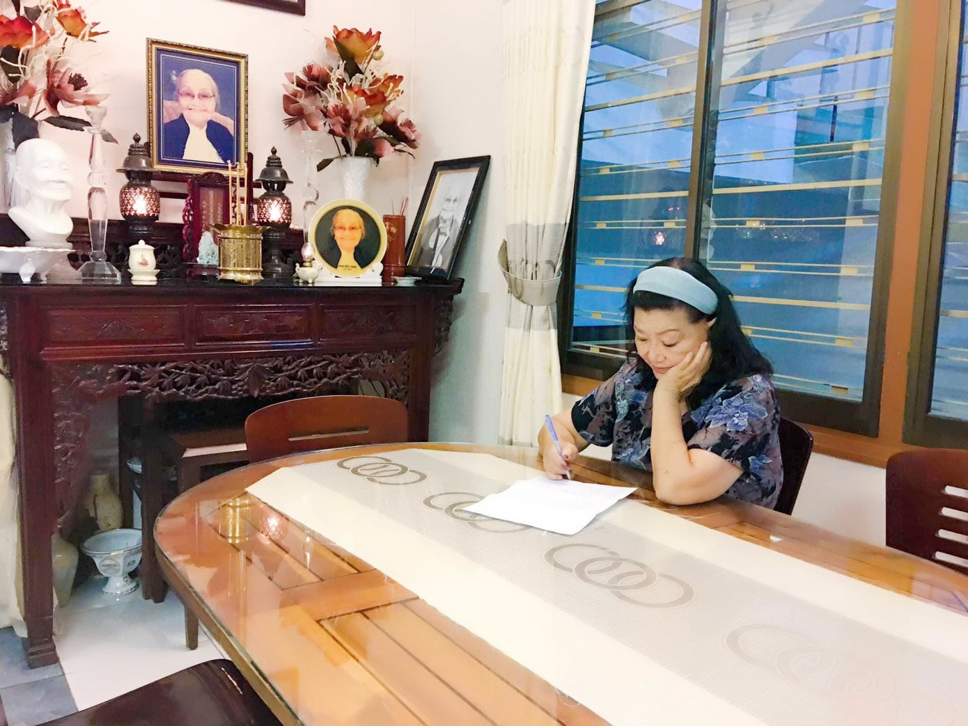 NSND Kim Cương gửi tặng 300 triệu cho Bệnh viện Bệnh Nhiệt Đới TPHCM ảnh 2