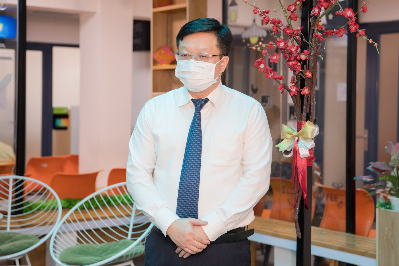 Đeo khẩu trang kín mít, Hoa hậu Ngọc Hân vẫn đẹp rạng rỡ với áo dài khi đi tặng sách ảnh 4