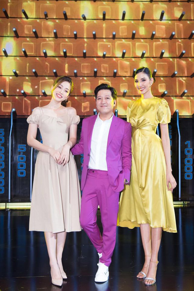 Trường Giang bị dìm hàng chiều cao khi chụp ảnh cùng Á hậu Phương Nga và Hoàng Thuỳ ảnh 3