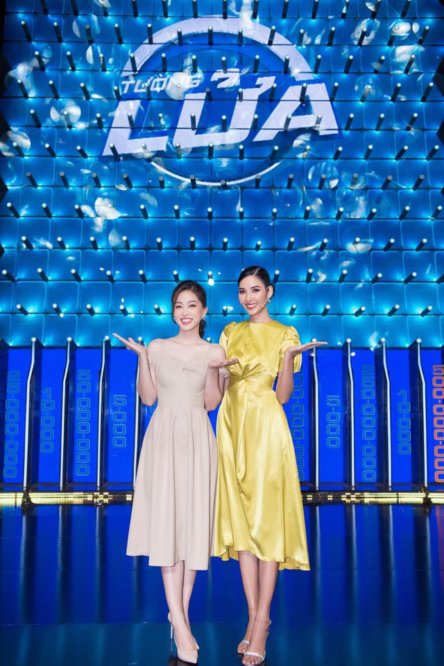 Trường Giang bị dìm hàng chiều cao khi chụp ảnh cùng Á hậu Phương Nga và Hoàng Thuỳ ảnh 1