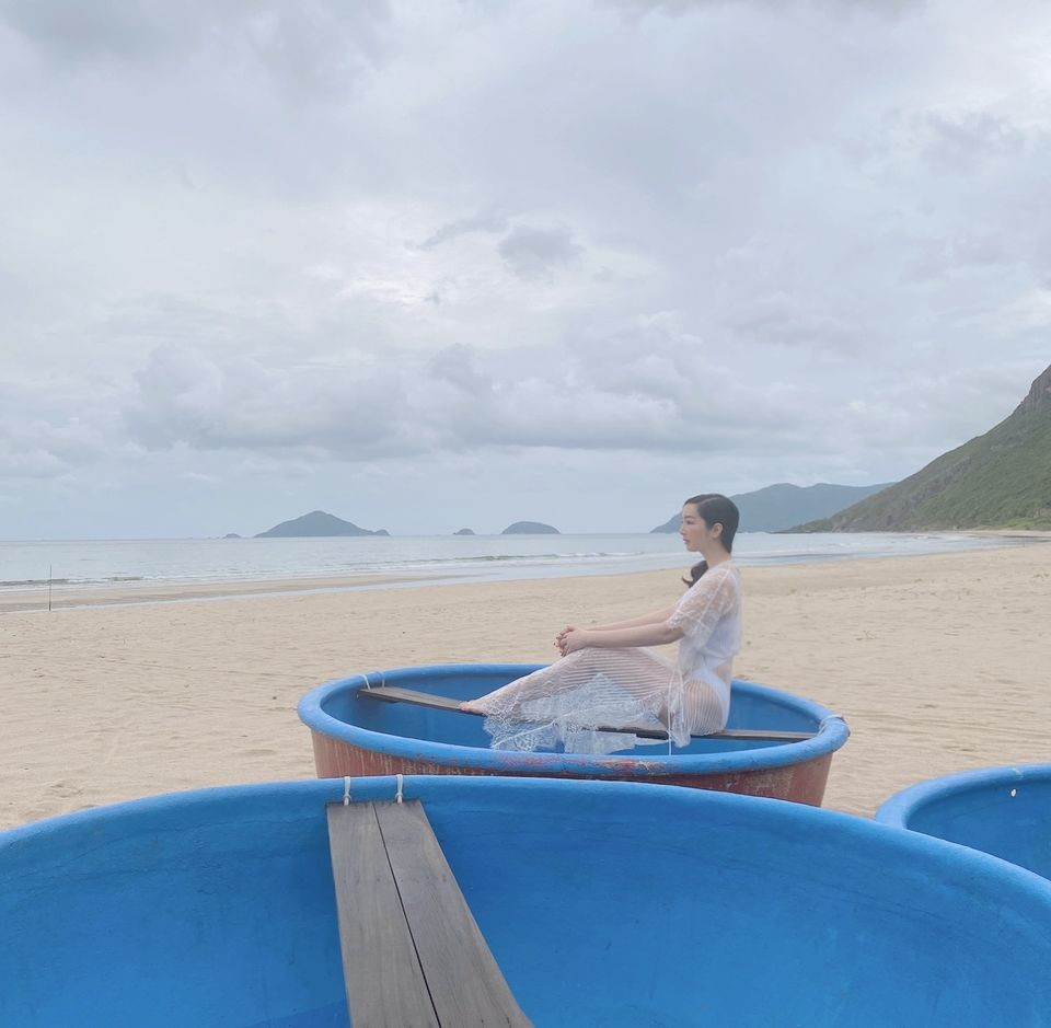 Hoàng Thuỳ mặc áo lông khoe chân dài 'cực phẩm', Giáng My diện váy xuyên thấu trên biển ảnh 5