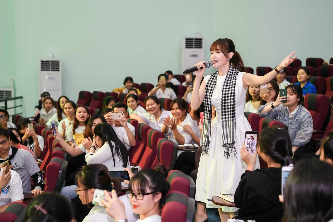 Hoa hậu Giáng My: Một dân tộc vĩ đại phải đề cao tri thức ảnh 5