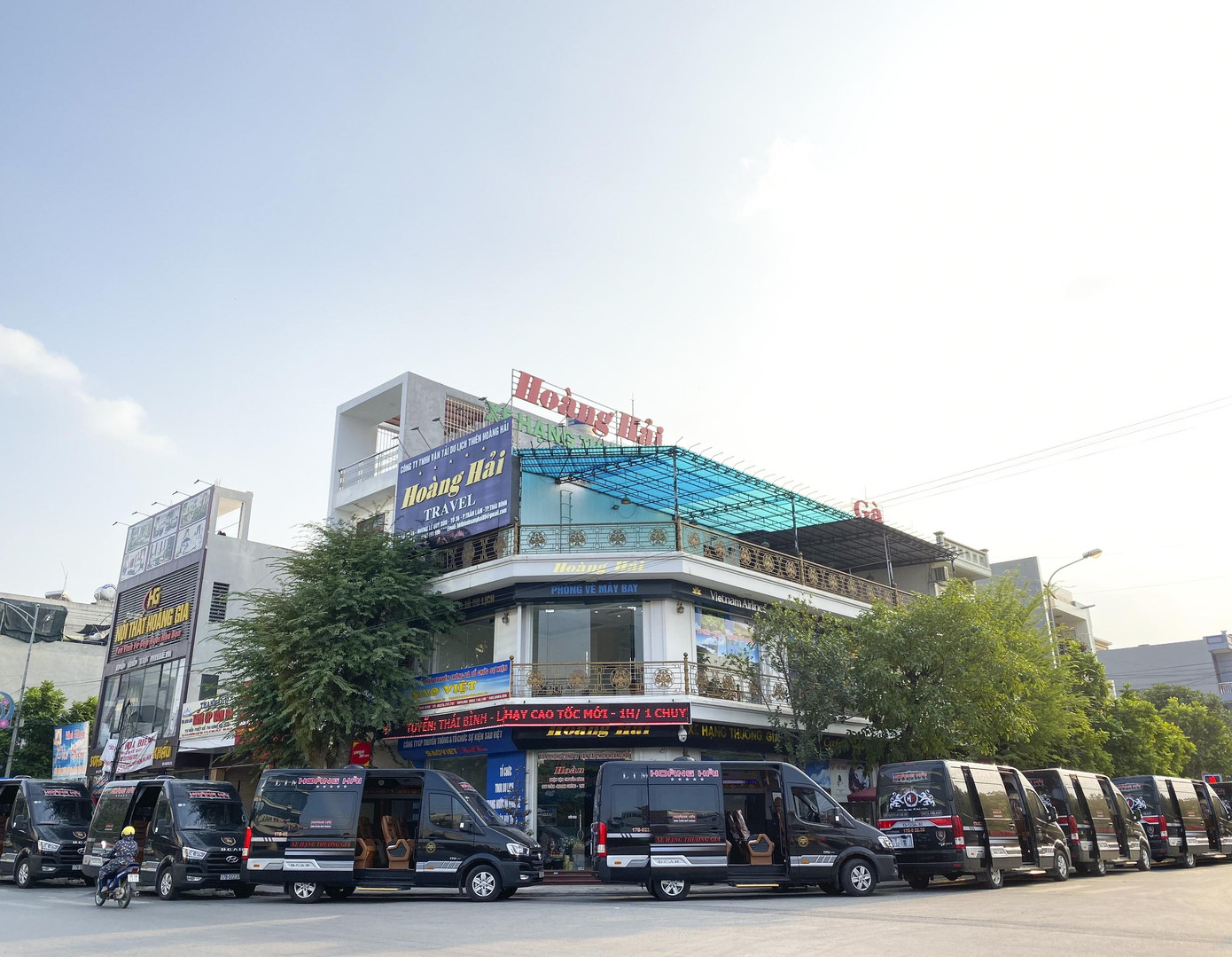 Trên DCar Hạng Thương Gia - Hoàng Hải thăm Vịnh Hạ Long ảnh 3