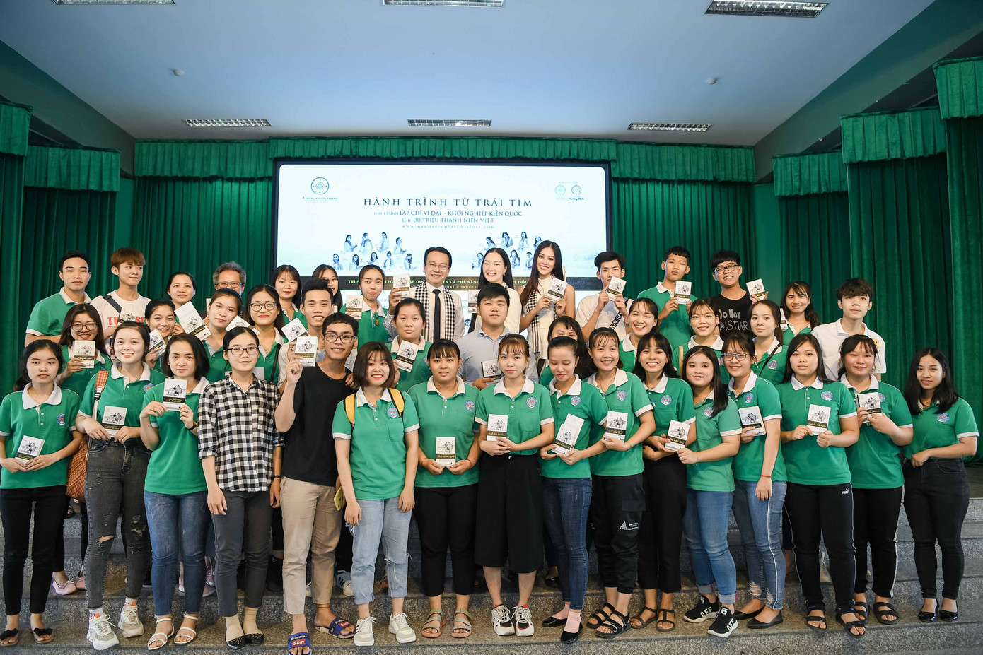 Hoa hậu Tiểu Vy: Tri thức là chiếc vương miện quý bền vững ảnh 4