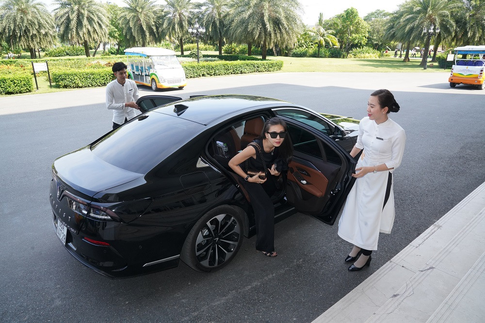 Ngô Thanh Vân rạng ngời bên xe VinFast đi dự đám cưới Đông Nhi ảnh 4