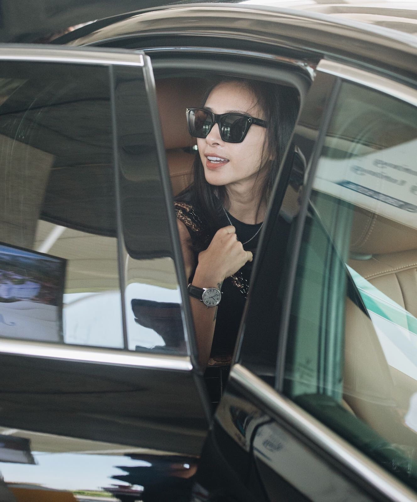 Ngô Thanh Vân rạng ngời bên xe VinFast đi dự đám cưới Đông Nhi ảnh 2