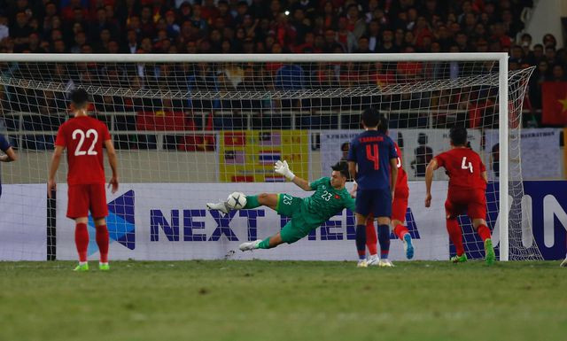 CĐV Thái Lan cảm ơn trọng tài khi từ chối bàn thắng của Tiến Dũng ảnh 1